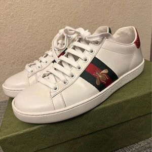 WOMEN'S GUCCI ACE SNEAKER WITH BEE
